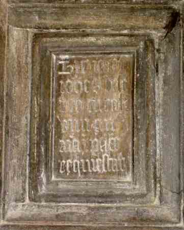 Inscription sous le porche